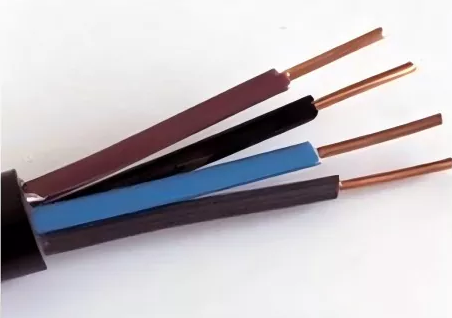 Quels sont les matériaux isolants utilisés dans les câbles de commande à isolation plastique ?